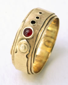 Narrow band in 9K yellow gold with Ruby 